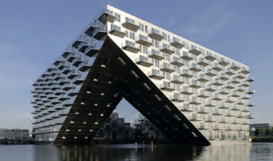 Modernes, kubisches Gebäude mit markanter Dreiecksform am Wasser
